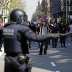 Huelga general en España: la policía detiene el avance de manifestantes en Barcelona. Foto: Manu Fernández, AP