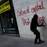 En Barcelona, un manifestante pinta en la pared una de las consignas de la Huelga General. Foto: Emilio Morenatti/ AP