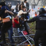 Niño llorando, imagen brutal de la represión franquista en Barcelona. Foto divulgada por Twitter, de David Ramos/ Getty Images.